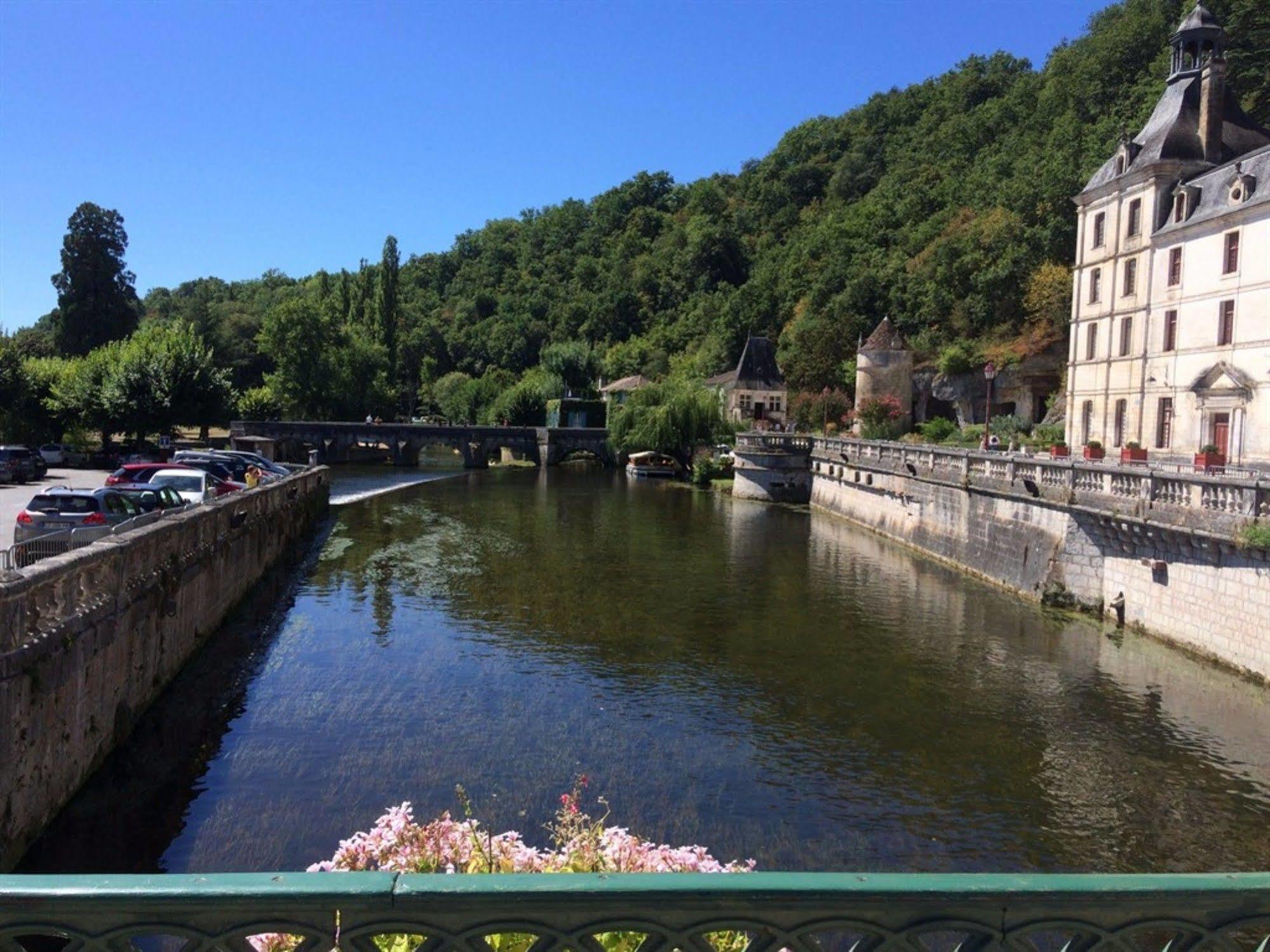 Hotel De France Et De Russie Thiviers Bagian luar foto