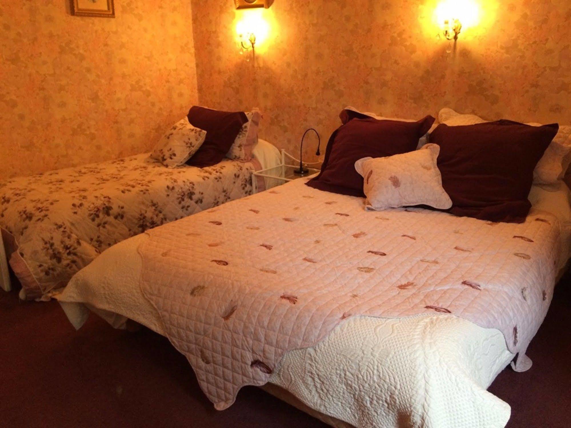 Hotel De France Et De Russie Thiviers Bagian luar foto